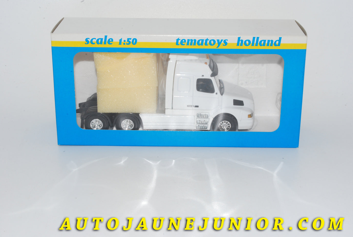Le #4241 - Tematoys Holland by Lion-Toys - Volvo - Tracteur NH GL 6x4  est en vente sur Auto Jaune Junior ! Découvrez nos collections de diecast Dinky-Toys, Corgi, Corgi-Toys, Solido, Norev… Découvrez notre magasin physique , AutoJaune Paris, ouvert en 1984 par Vincent Espinasse. 41 rue Cavendish, 75019 Paris. Tel : 01 42 40 61 23. Ouvert les mardi et vendredi de 13h à 19h. 