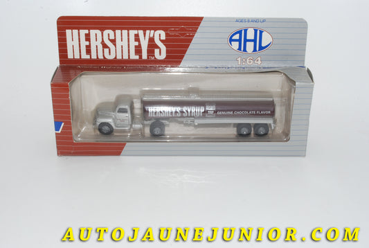 Le #4253 - American Highway Legends - Ford - Ford F-7 tracteur + semi citerne Hershey's est en vente sur Auto Jaune Junior ! Découvrez nos collections de diecast Dinky-Toys, Corgi, Corgi-Toys, Solido, Norev… Découvrez notre magasin physique , AutoJaune Paris, ouvert en 1984 par Vincent Espinasse. 41 rue Cavendish, 75019 Paris. Tel : 01 42 40 61 23. Ouvert les mardi et vendredi de 13h à 19h. 