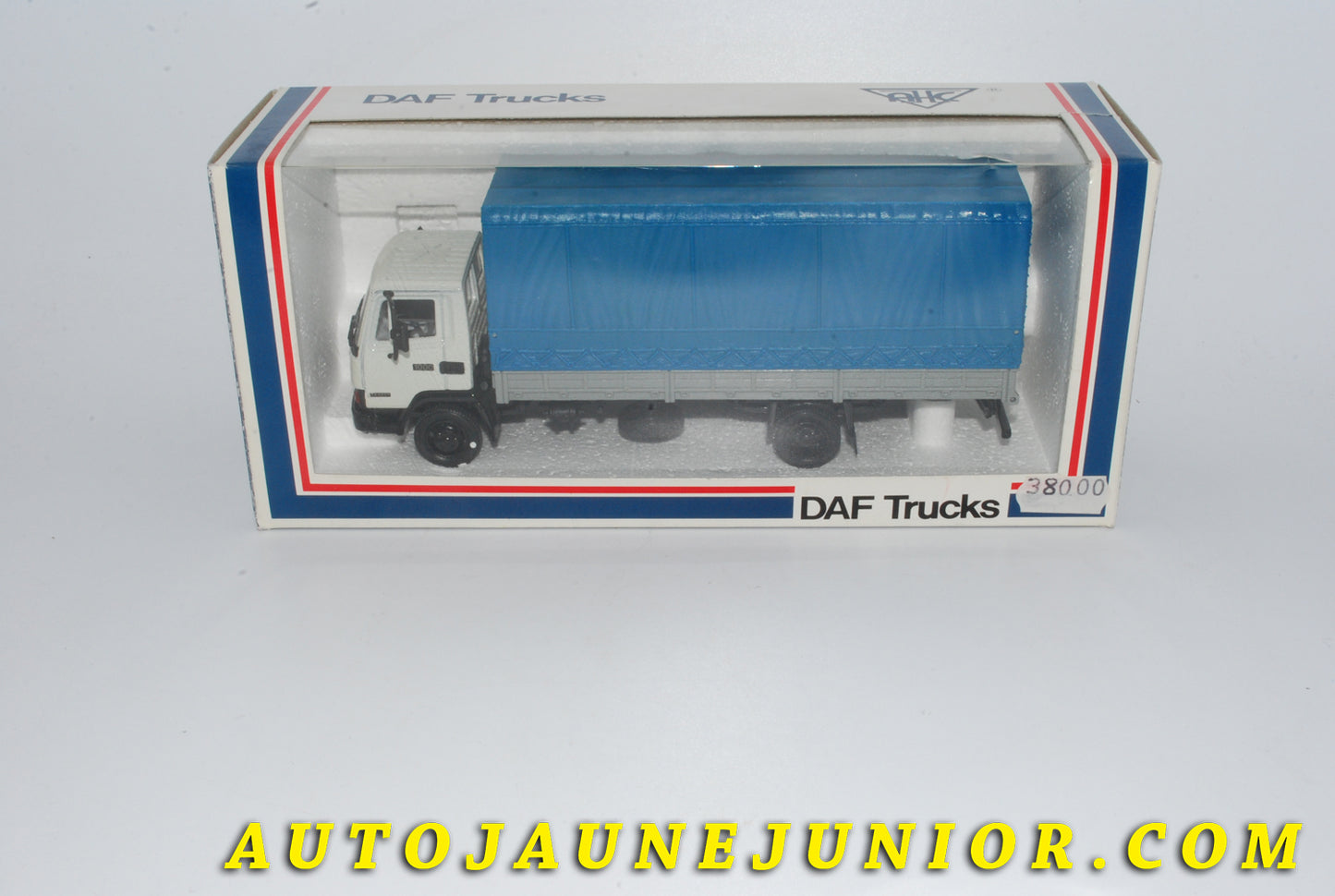 Le #4257 - HAC Models - Pilen - DAF - F1100 (Club des quatres !)Camion plateau Bâché  est en vente sur Auto Jaune Junior ! Découvrez nos collections de diecast Dinky-Toys, Corgi, Corgi-Toys, Solido, Norev… Découvrez notre magasin physique , AutoJaune Paris, ouvert en 1984 par Vincent Espinasse. 41 rue Cavendish, 75019 Paris. Tel : 01 42 40 61 23. Ouvert les mardi et vendredi de 13h à 19h. 