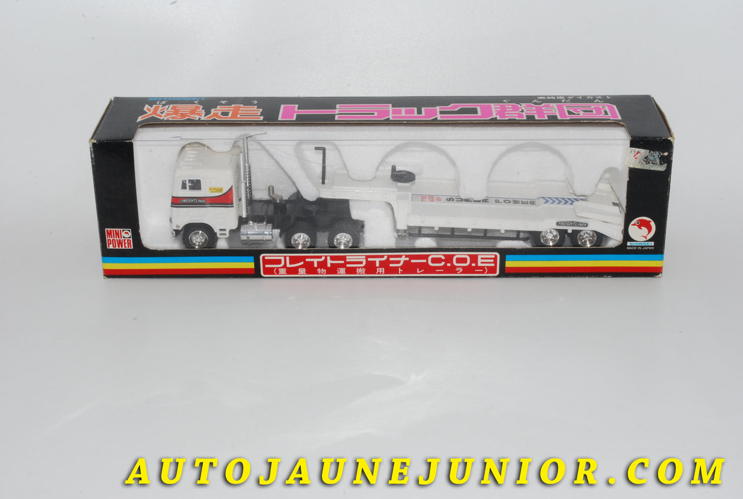 Le #4272 - Shinsei - Freightliner C.O.E - Tracteur "Cab Over Engine" Semi-remorque porte-Engin est en vente sur Auto Jaune Junior ! Découvrez nos collections de diecast Dinky-Toys, Corgi, Corgi-Toys, Solido, Norev… Découvrez notre magasin physique , AutoJaune Paris, ouvert en 1984 par Vincent Espinasse. 41 rue Cavendish, 75019 Paris. Tel : 01 42 40 61 23. Ouvert les mardi et vendredi de 13h à 19h. 
