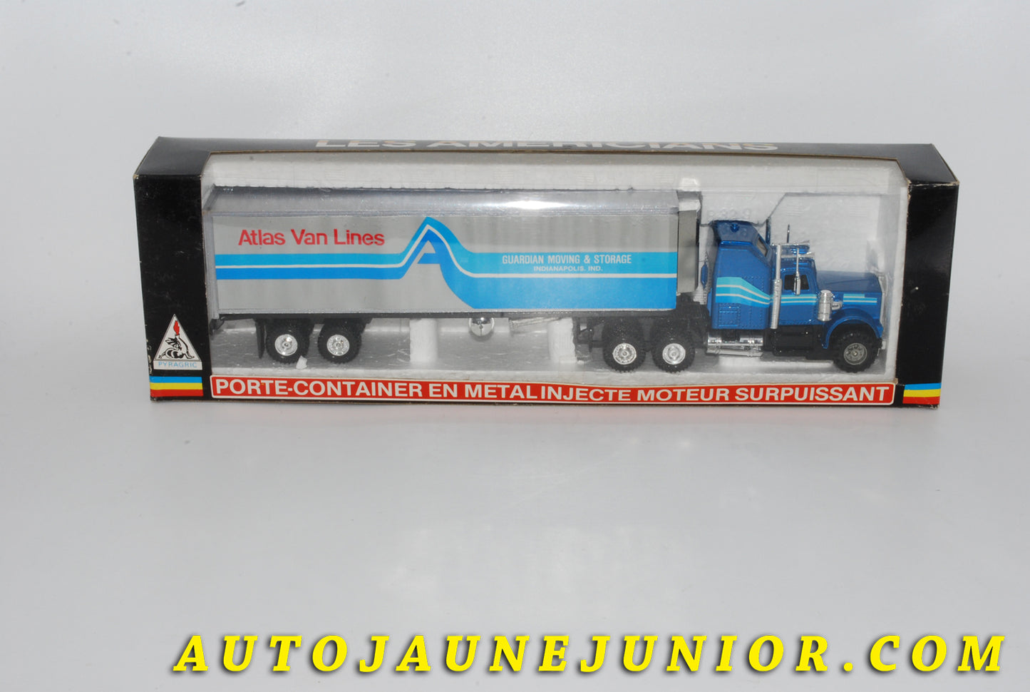 Le #4273 - Pyragric - Les Américians - Kenworth - Camion semi-remorque, (type W900)  porte container "Atlas Van Lines" est en vente sur Auto Jaune Junior ! Découvrez nos collections de diecast Dinky-Toys, Corgi, Corgi-Toys, Solido, Norev… Découvrez notre magasin physique , AutoJaune Paris, ouvert en 1984 par Vincent Espinasse. 41 rue Cavendish, 75019 Paris. Tel : 01 42 40 61 23. Ouvert les mardi et vendredi de 13h à 19h. 