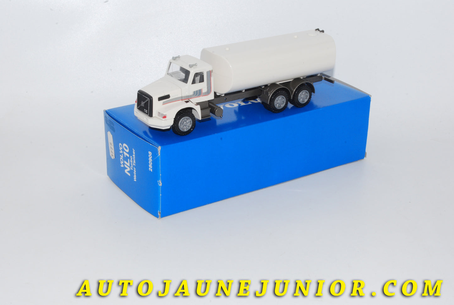 Le #4277 - Conrad - Volvo - Camion Citerne NL10 Turbo Water Tanker (Promotionnel) est en vente sur Auto Jaune Junior ! Découvrez nos collections de diecast Dinky-Toys, Corgi, Corgi-Toys, Solido, Norev… Découvrez notre magasin physique , AutoJaune Paris, ouvert en 1984 par Vincent Espinasse. 41 rue Cavendish, 75019 Paris. Tel : 01 42 40 61 23. Ouvert les mardi et vendredi de 13h à 19h. 