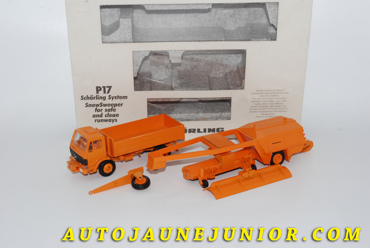 Le #4278 - Conrad - Mercedes - Coffret SK P17 - Benne Basculante et Chasse-neige "Schörling System" SnowSweeper est en vente sur Auto Jaune Junior ! Découvrez nos collections de diecast Dinky-Toys, Corgi, Corgi-Toys, Solido, Norev… Découvrez notre magasin physique , AutoJaune Paris, ouvert en 1984 par Vincent Espinasse. 41 rue Cavendish, 75019 Paris. Tel : 01 42 40 61 23. Ouvert les mardi et vendredi de 13h à 19h. 