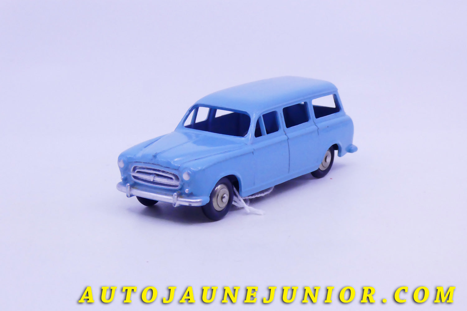 Le #4318 - Dinky Toys - Peugeot - 403 Familiale est en vente sur Auto Jaune Junior ! Découvrez nos collections de diecast Dinky-Toys, Corgi, Corgi-Toys, Solido, Norev… Découvrez notre magasin physique , AutoJaune Paris, ouvert en 1984 par Vincent Espinasse. 41 rue Cavendish, 75019 Paris. Tel : 01 42 40 61 23. Ouvert les mardi et vendredi de 13h à 19h. 