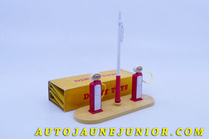 Le #4319 - Dinky Toys - ESSO  - îlot avec deux pompes Esso est en vente sur Auto Jaune Junior ! Découvrez nos collections de diecast Dinky-Toys, Corgi, Corgi-Toys, Solido, Norev… Découvrez notre magasin physique , AutoJaune Paris, ouvert en 1984 par Vincent Espinasse. 41 rue Cavendish, 75019 Paris. Tel : 01 42 40 61 23. Ouvert les mardi et vendredi de 13h à 19h. 