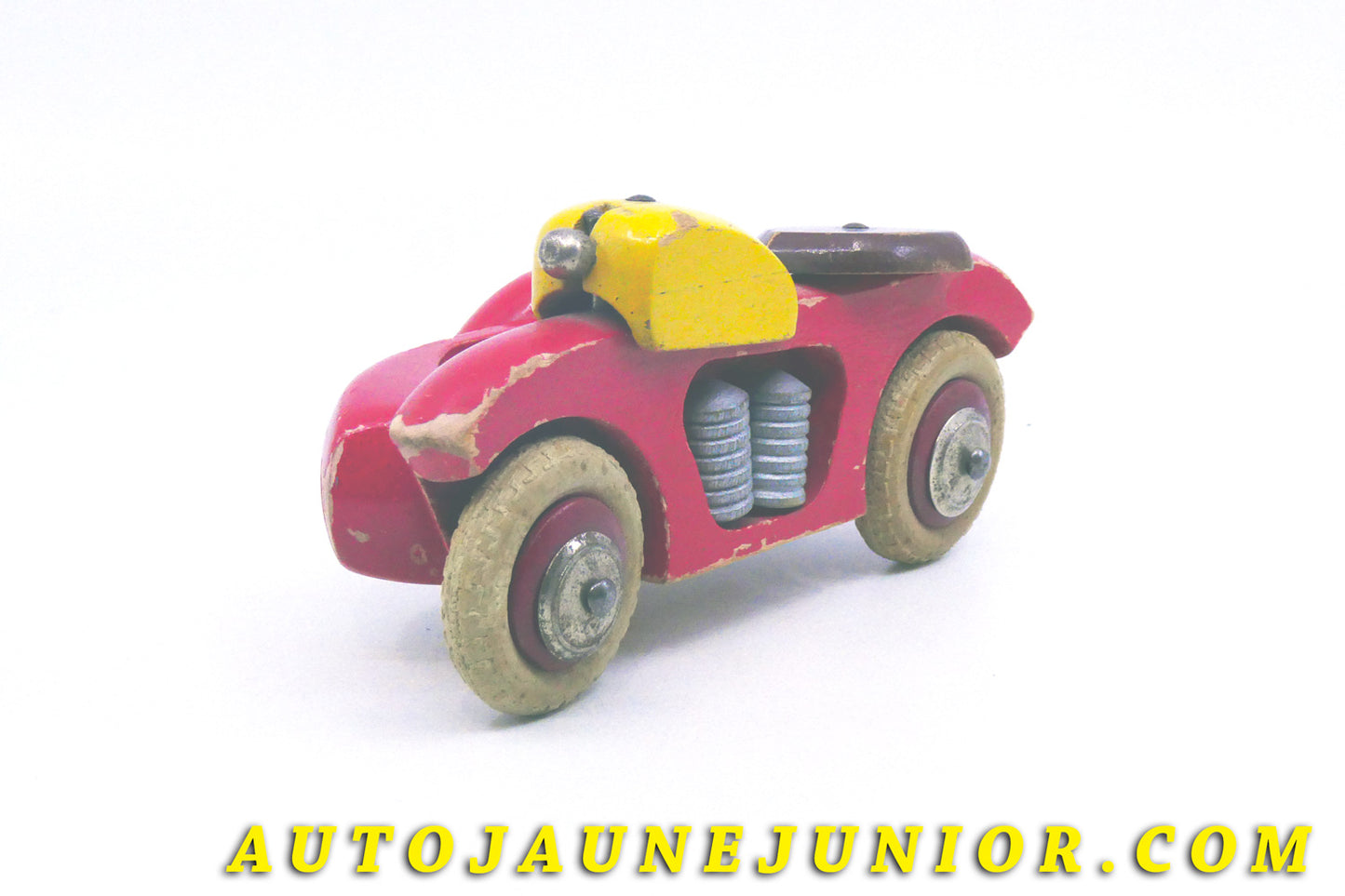 Le #4354 - Brio - Moto - Side Car en bois   est en vente sur Auto Jaune Junior ! Découvrez nos collections de diecast Dinky-Toys, Corgi, Corgi-Toys, Solido, Norev… Découvrez notre magasin physique , AutoJaune Paris, ouvert en 1984 par Vincent Espinasse. 41 rue Cavendish, 75019 Paris. Tel : 01 42 40 61 23. Ouvert les mardi et vendredi de 13h à 19h. 