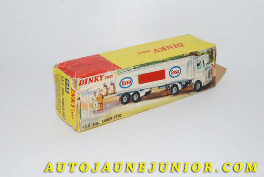 Le #4433 - Dinky Toys - AEC - Boite vide Artic Semi-remorque Citerne "Esso" est en vente sur Auto Jaune Junior ! Découvrez nos collections de diecast Dinky-Toys, Corgi, Corgi-Toys, Solido, Norev… Découvrez notre magasin physique , AutoJaune Paris, ouvert en 1984 par Vincent Espinasse. 41 rue Cavendish, 75019 Paris. Tel : 01 42 40 61 23. Ouvert les mardi et vendredi de 13h à 19h. 