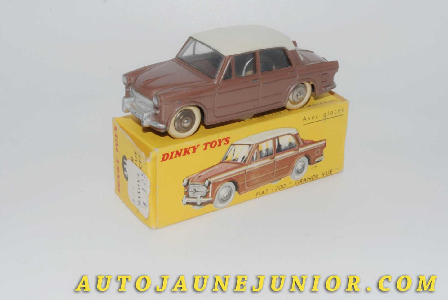 Le #4506 - Dinky Toys - Fiat - 1200 Grande Vue (Rare boite Maxons's !) est en vente sur Auto Jaune Junior ! Découvrez nos collections de diecast Dinky-Toys, Corgi, Corgi-Toys, Solido, Norev… Découvrez notre magasin physique , AutoJaune Paris, ouvert en 1984 par Vincent Espinasse. 41 rue Cavendish, 75019 Paris. Tel : 01 42 40 61 23. Ouvert les mardi et vendredi de 13h à 19h. 