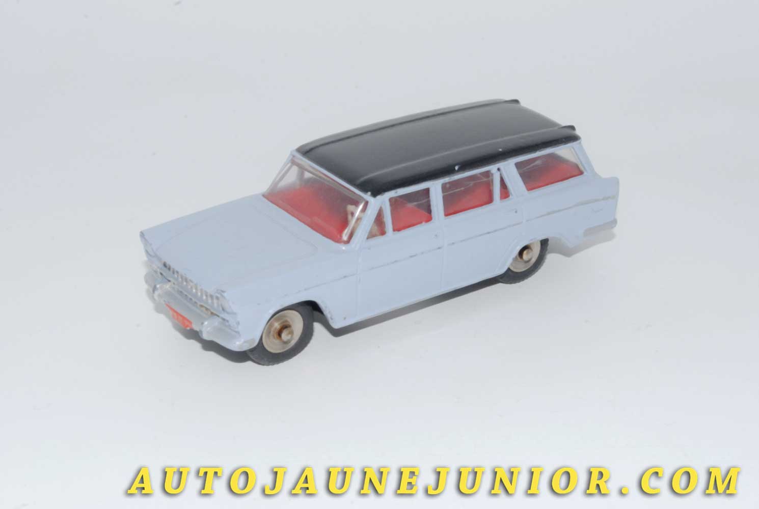 Le #4522 - Dinky Toys - Fiat - 1800 Familiale (Version avec Pavillon Bleu foncé !) est en vente sur Auto Jaune Junior ! Découvrez nos collections de diecast Dinky-Toys, Corgi, Corgi-Toys, Solido, Norev… Découvrez notre magasin physique , AutoJaune Paris, ouvert en 1984 par Vincent Espinasse. 41 rue Cavendish, 75019 Paris. Tel : 01 42 40 61 23. Ouvert les mardi et vendredi de 13h à 19h. 