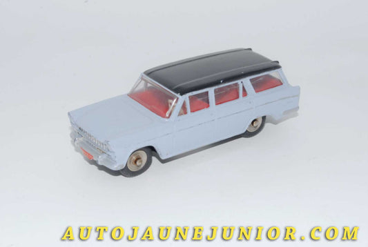 Le #4522 - Dinky Toys - Fiat - 1800 Familiale (Version avec Pavillon Bleu foncé !) est en vente sur Auto Jaune Junior ! Découvrez nos collections de diecast Dinky-Toys, Corgi, Corgi-Toys, Solido, Norev… Découvrez notre magasin physique , AutoJaune Paris, ouvert en 1984 par Vincent Espinasse. 41 rue Cavendish, 75019 Paris. Tel : 01 42 40 61 23. Ouvert les mardi et vendredi de 13h à 19h. 