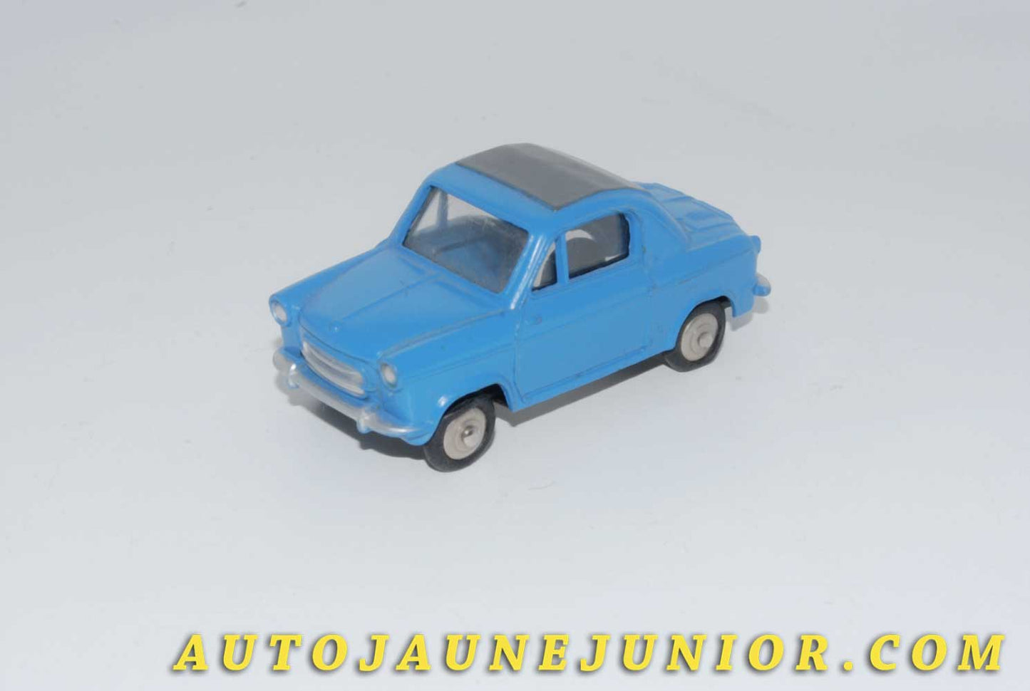 Le #4525 - Dinky Toys - ACMA - Piaggo - Vespa 400 est en vente sur Auto Jaune Junior ! Découvrez nos collections de diecast Dinky-Toys, Corgi, Corgi-Toys, Solido, Norev… Découvrez notre magasin physique , AutoJaune Paris, ouvert en 1984 par Vincent Espinasse. 41 rue Cavendish, 75019 Paris. Tel : 01 42 40 61 23. Ouvert les mardi et vendredi de 13h à 19h. 