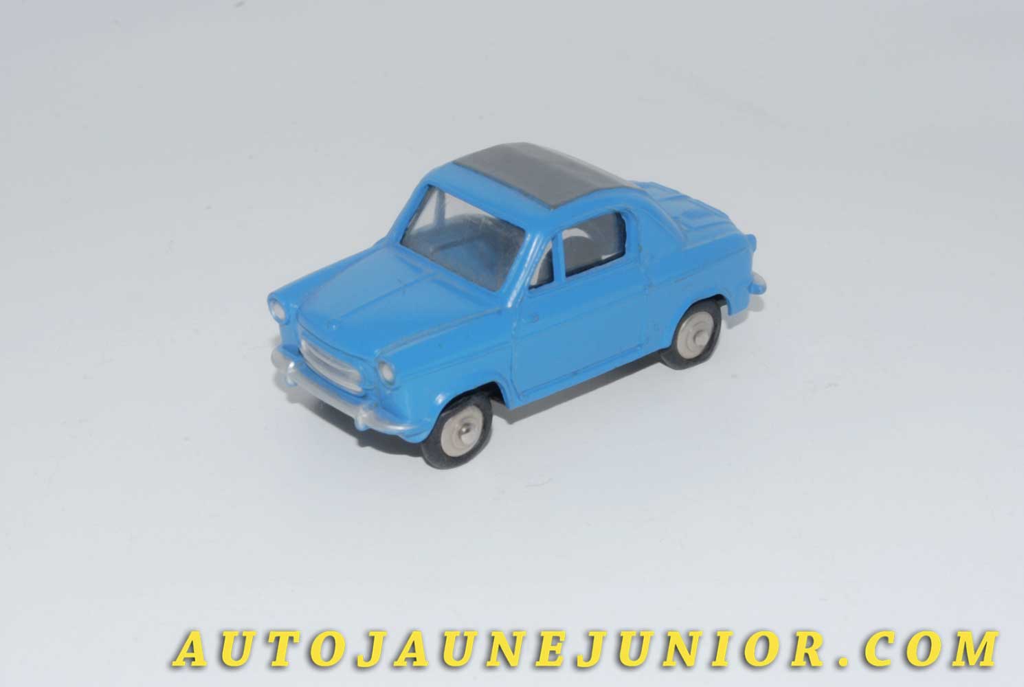 Le #4525 - Dinky Toys - ACMA - Piaggo - Vespa 400 est en vente sur Auto Jaune Junior ! Découvrez nos collections de diecast Dinky-Toys, Corgi, Corgi-Toys, Solido, Norev… Découvrez notre magasin physique , AutoJaune Paris, ouvert en 1984 par Vincent Espinasse. 41 rue Cavendish, 75019 Paris. Tel : 01 42 40 61 23. Ouvert les mardi et vendredi de 13h à 19h. 