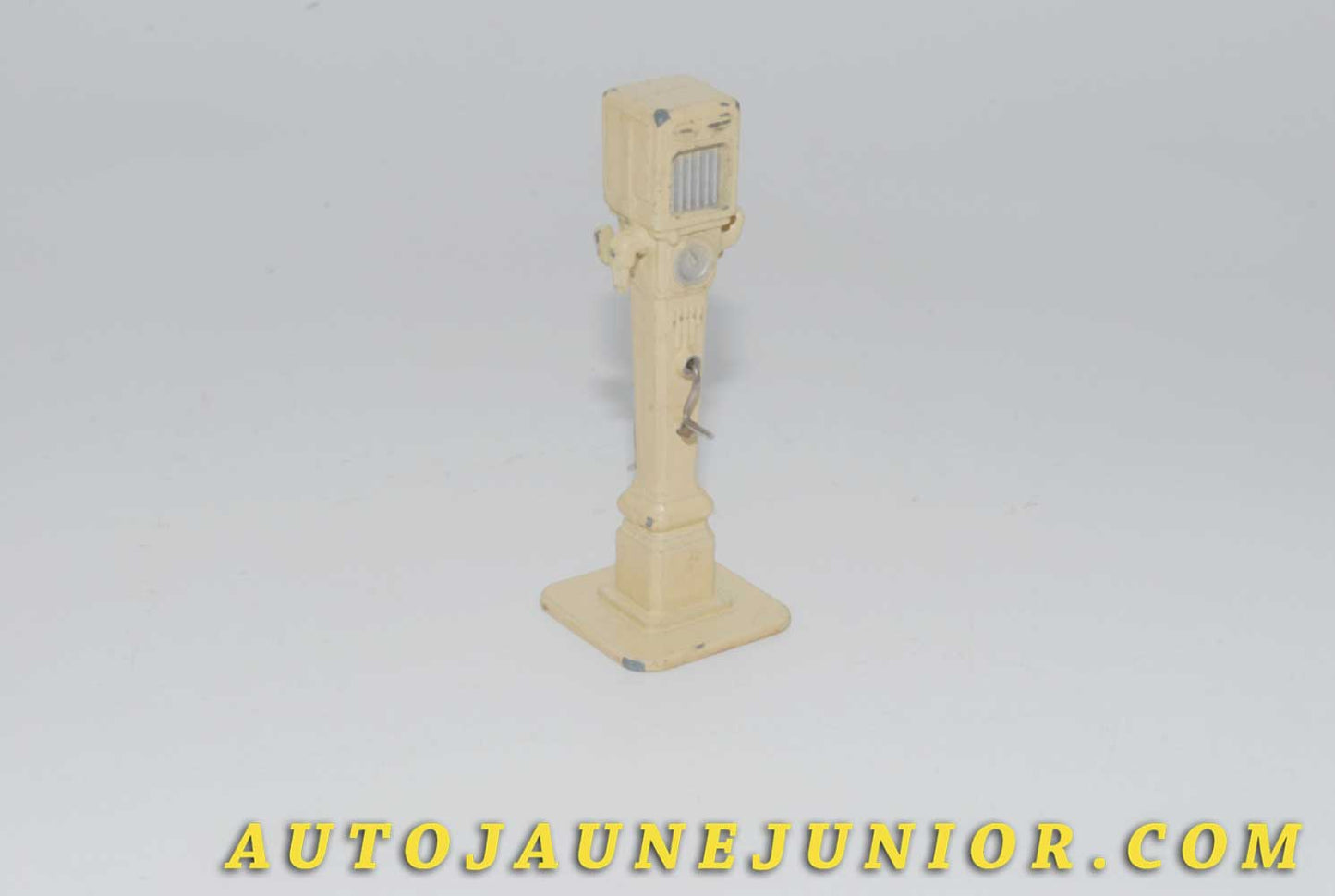Le #4527 - Dinky Toys - Pompe à essence à double débit - Pompes "Ville de Paris" est en vente sur Auto Jaune Junior ! Découvrez nos collections de diecast Dinky-Toys, Corgi, Corgi-Toys, Solido, Norev… Découvrez notre magasin physique , AutoJaune Paris, ouvert en 1984 par Vincent Espinasse. 41 rue Cavendish, 75019 Paris. Tel : 01 42 40 61 23. Ouvert les mardi et vendredi de 13h à 19h. 