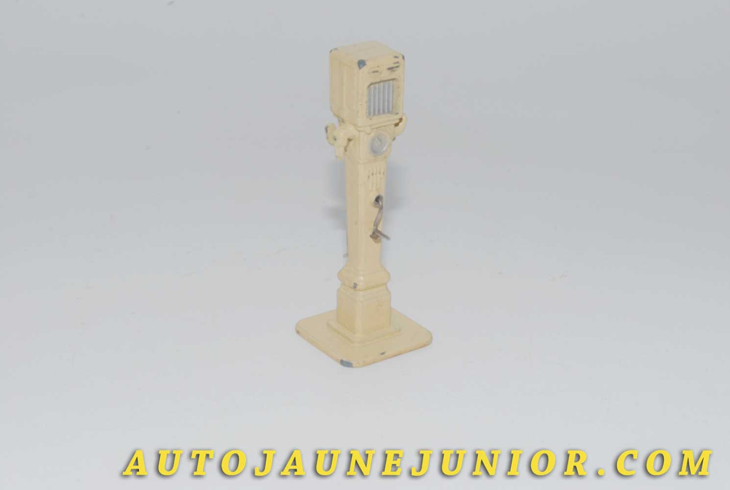 Le #4527 - Dinky Toys - Pompe à essence à double débit - Pompes "Ville de Paris" est en vente sur Auto Jaune Junior ! Découvrez nos collections de diecast Dinky-Toys, Corgi, Corgi-Toys, Solido, Norev… Découvrez notre magasin physique , AutoJaune Paris, ouvert en 1984 par Vincent Espinasse. 41 rue Cavendish, 75019 Paris. Tel : 01 42 40 61 23. Ouvert les mardi et vendredi de 13h à 19h. 
