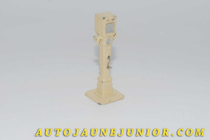 Le #4527 - Dinky Toys - Pompe à essence à double débit - Pompes "Ville de Paris" est en vente sur Auto Jaune Junior ! Découvrez nos collections de diecast Dinky-Toys, Corgi, Corgi-Toys, Solido, Norev… Découvrez notre magasin physique , AutoJaune Paris, ouvert en 1984 par Vincent Espinasse. 41 rue Cavendish, 75019 Paris. Tel : 01 42 40 61 23. Ouvert les mardi et vendredi de 13h à 19h. 