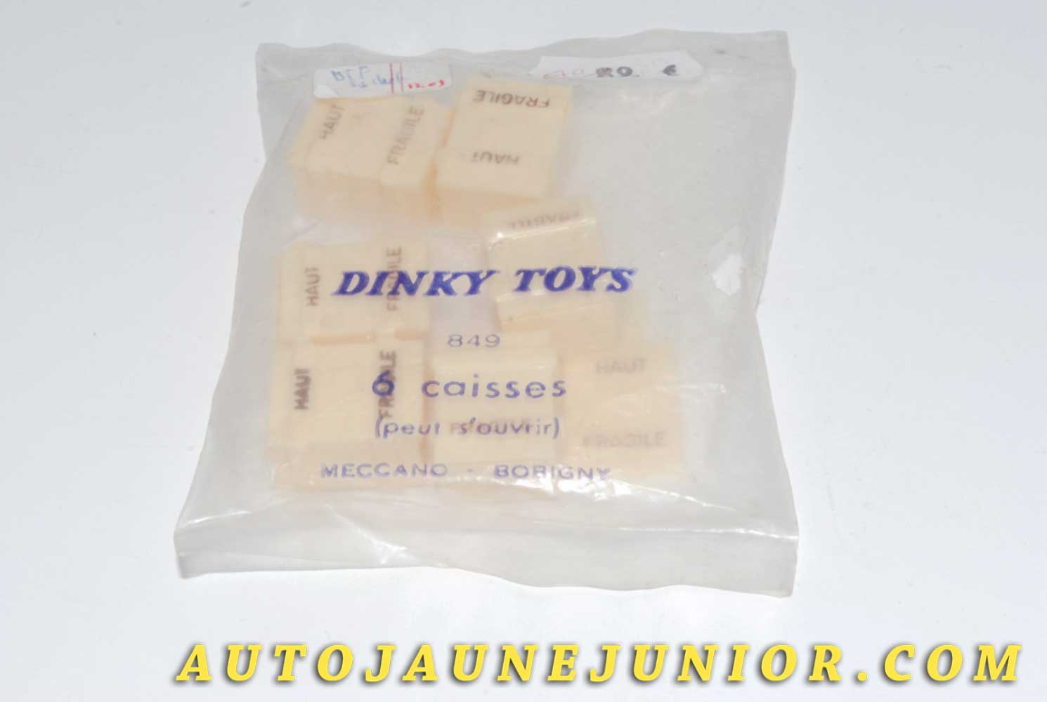 Le #4528 - Dinky Toys - Accessoires pièces détachées - Sachet de 10 caisses (Rare, original, jamais ouvert) est en vente sur Auto Jaune Junior ! Découvrez nos collections de diecast Dinky-Toys, Corgi, Corgi-Toys, Solido, Norev… Découvrez notre magasin physique , AutoJaune Paris, ouvert en 1984 par Vincent Espinasse. 41 rue Cavendish, 75019 Paris. Tel : 01 42 40 61 23. Ouvert les mardi et vendredi de 13h à 19h. 