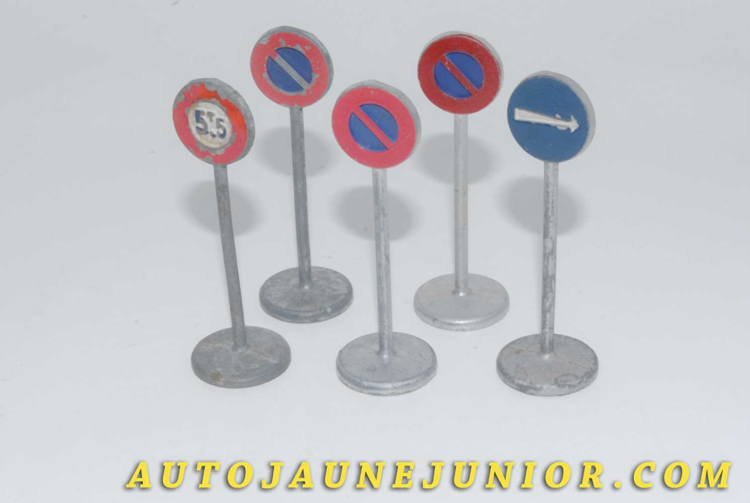 Le #4533 - Dinky Toys - Signalisation - Lot de 5 Panneaux est en vente sur Auto Jaune Junior ! Découvrez nos collections de diecast Dinky-Toys, Corgi, Corgi-Toys, Solido, Norev… Découvrez notre magasin physique , AutoJaune Paris, ouvert en 1984 par Vincent Espinasse. 41 rue Cavendish, 75019 Paris. Tel : 01 42 40 61 23. Ouvert les mardi et vendredi de 13h à 19h. 
