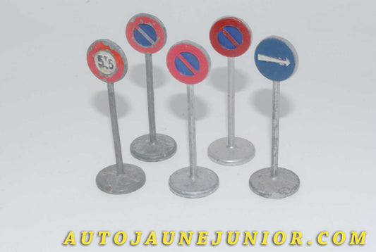 Le #4533 - Dinky Toys - Signalisation - Lot de 5 Panneaux est en vente sur Auto Jaune Junior ! Découvrez nos collections de diecast Dinky-Toys, Corgi, Corgi-Toys, Solido, Norev… Découvrez notre magasin physique , AutoJaune Paris, ouvert en 1984 par Vincent Espinasse. 41 rue Cavendish, 75019 Paris. Tel : 01 42 40 61 23. Ouvert les mardi et vendredi de 13h à 19h. 