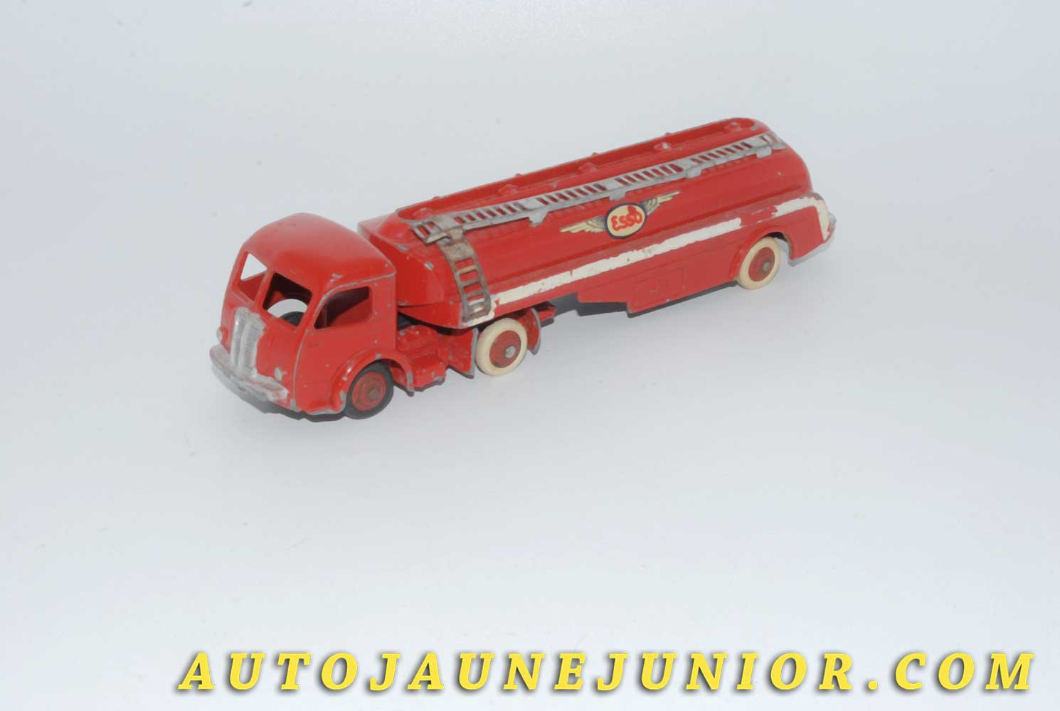 Le #4610 - Dinky Toys - Panhard - Movic semi remorque citerne Esso est en vente sur Auto Jaune Junior ! Découvrez nos collections de diecast Dinky-Toys, Corgi, Corgi-Toys, Solido, Norev… Découvrez notre magasin physique , AutoJaune Paris, ouvert en 1984 par Vincent Espinasse. 41 rue Cavendish, 75019 Paris. Tel : 01 42 40 61 23. Ouvert les mardi et vendredi de 13h à 19h. 