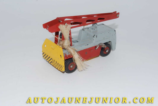 Le #4611 - Dinky Toys - Salev - Grue Mobile - de premier type (Ne vous fiez pas.aux photos mise à part le chauffeur, le modèle est complet !) est en vente sur Auto Jaune Junior ! Découvrez nos collections de diecast Dinky-Toys, Corgi, Corgi-Toys, Solido, Norev… Découvrez notre magasin physique , AutoJaune Paris, ouvert en 1984 par Vincent Espinasse. 41 rue Cavendish, 75019 Paris. Tel : 01 42 40 61 23. Ouvert les mardi et vendredi de 13h à 19h. 