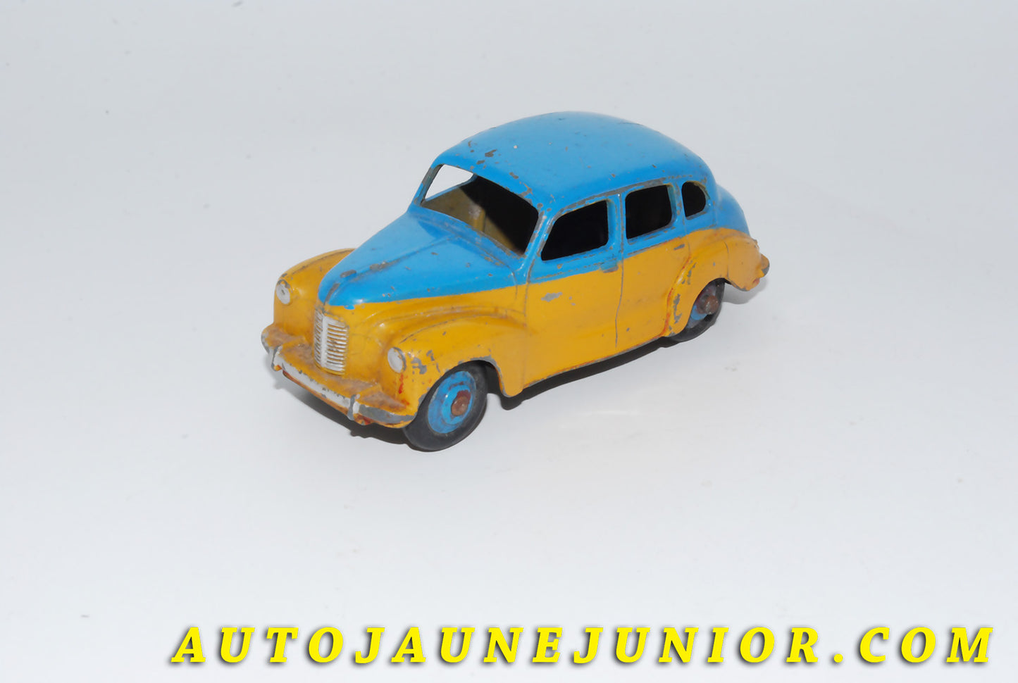 Le #4629 - Dinky Toys - Austin - Devon Bicolore est en vente sur Auto Jaune Junior ! Découvrez nos collections de diecast Dinky-Toys, Corgi, Corgi-Toys, Solido, Norev… Découvrez notre magasin physique , AutoJaune Paris, ouvert en 1984 par Vincent Espinasse. 41 rue Cavendish, 75019 Paris. Tel : 01 42 40 61 23. Ouvert les mardi et vendredi de 13h à 19h. 