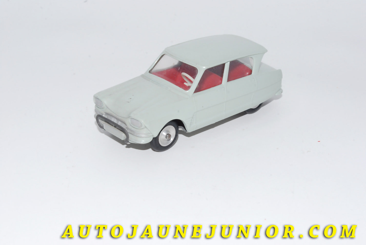 Le #4636 - Solido - Citroën - Ami 6 Berline est en vente sur Auto Jaune Junior ! Découvrez nos collections de diecast Dinky-Toys, Corgi, Corgi-Toys, Solido, Norev… Découvrez notre magasin physique , AutoJaune Paris, ouvert en 1984 par Vincent Espinasse. 41 rue Cavendish, 75019 Paris. Tel : 01 42 40 61 23. Ouvert les mardi et vendredi de 13h à 19h. 