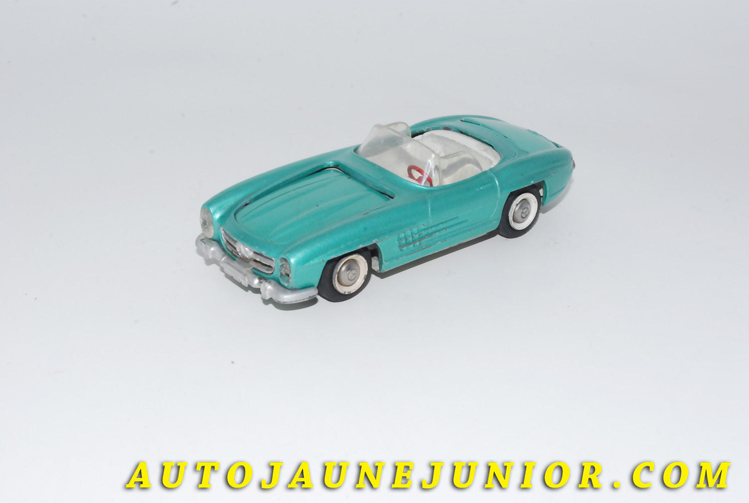 Le #4645 - Tekno - Mercedes - 300sl cabriolet est en vente sur Auto Jaune Junior ! Découvrez nos collections de diecast Dinky-Toys, Corgi, Corgi-Toys, Solido, Norev… Découvrez notre magasin physique , AutoJaune Paris, ouvert en 1984 par Vincent Espinasse. 41 rue Cavendish, 75019 Paris. Tel : 01 42 40 61 23. Ouvert les mardi et vendredi de 13h à 19h. 