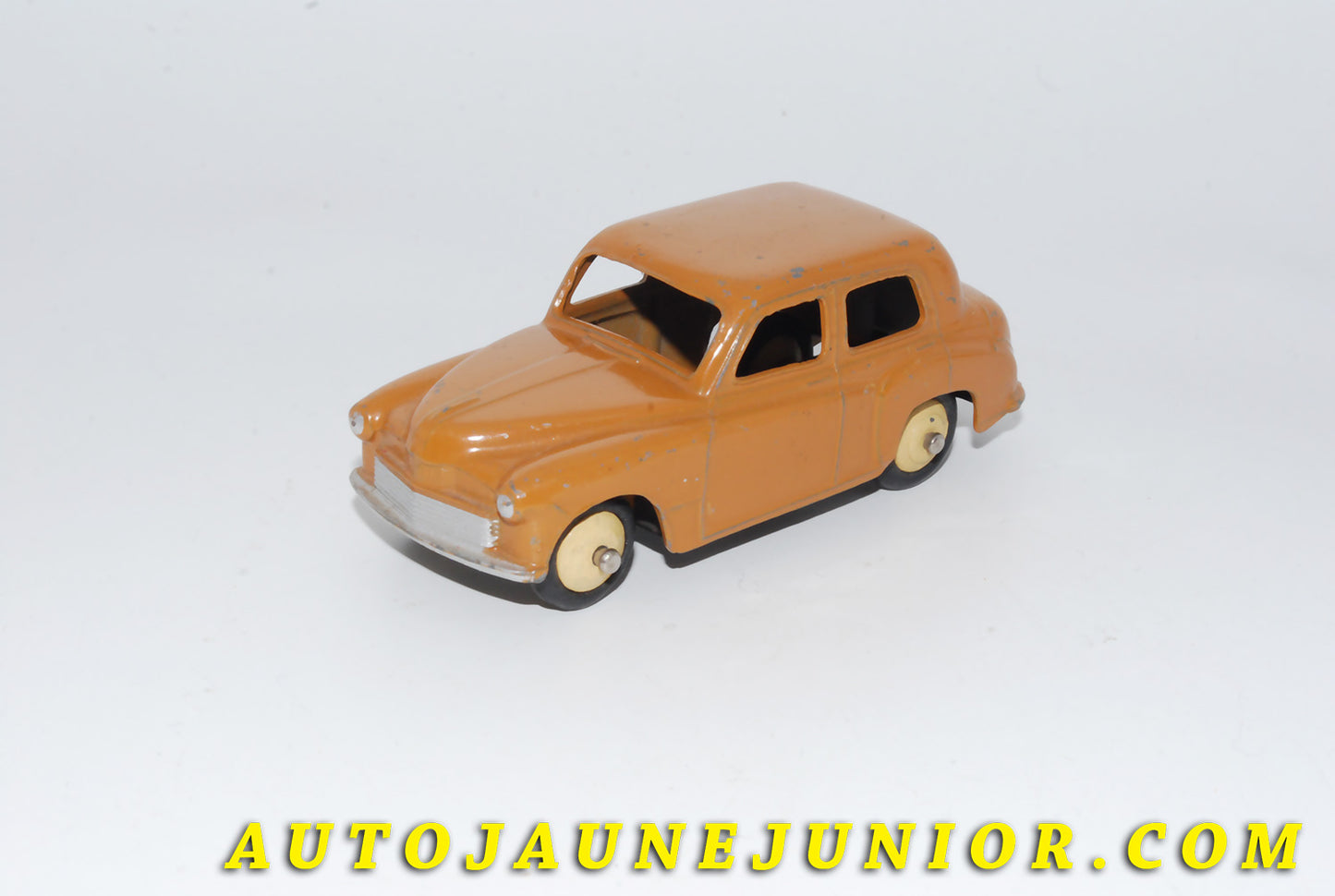 Le #4647 - Dinky Toys - Hillman - Minx Caramel est en vente sur Auto Jaune Junior ! Découvrez nos collections de diecast Dinky-Toys, Corgi, Corgi-Toys, Solido, Norev… Découvrez notre magasin physique , AutoJaune Paris, ouvert en 1984 par Vincent Espinasse. 41 rue Cavendish, 75019 Paris. Tel : 01 42 40 61 23. Ouvert les mardi et vendredi de 13h à 19h. 