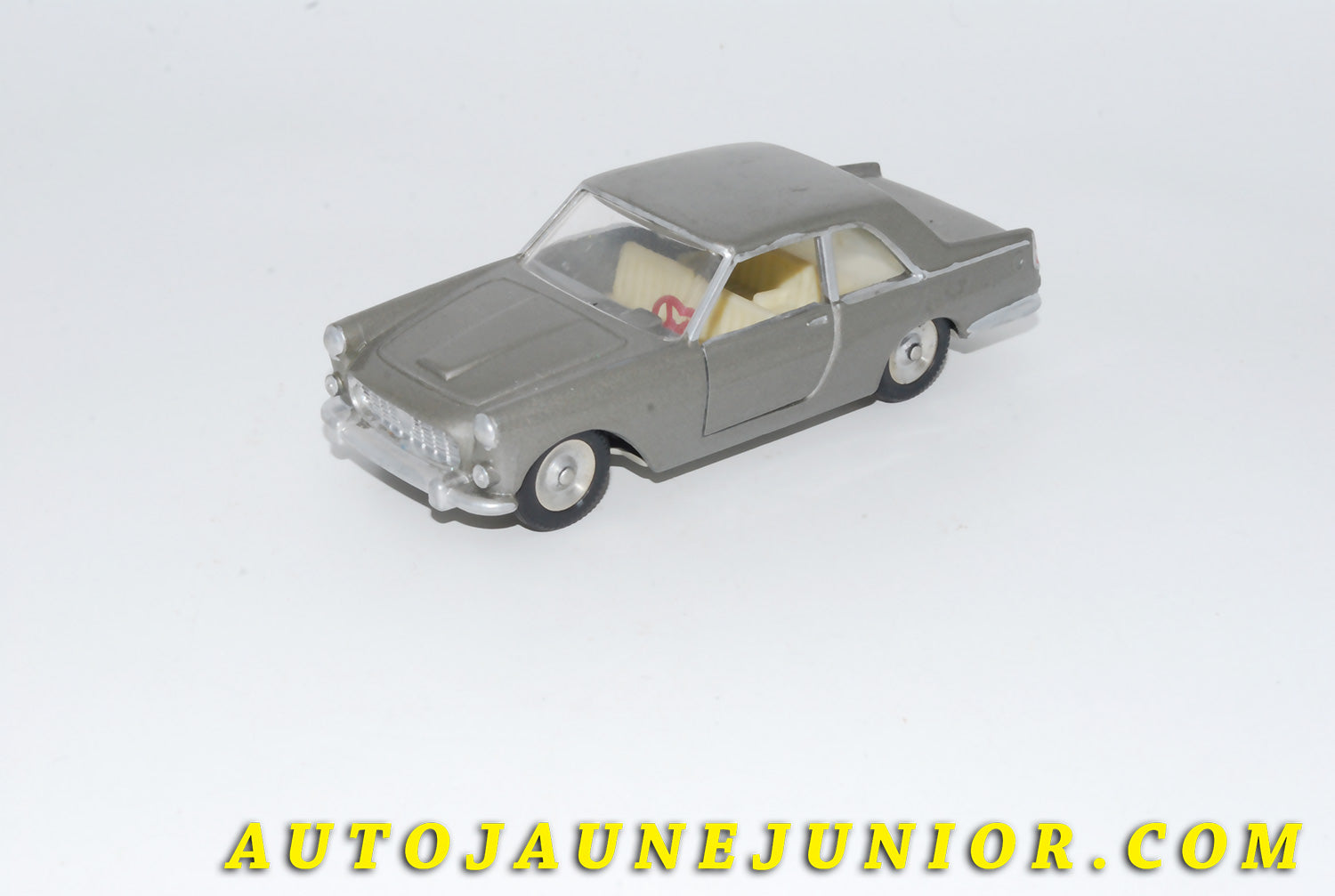 Le #4649 - Solido - Lancia - Flaminia est en vente sur Auto Jaune Junior ! Découvrez nos collections de diecast Dinky-Toys, Corgi, Corgi-Toys, Solido, Norev… Découvrez notre magasin physique , AutoJaune Paris, ouvert en 1984 par Vincent Espinasse. 41 rue Cavendish, 75019 Paris. Tel : 01 42 40 61 23. Ouvert les mardi et vendredi de 13h à 19h. 