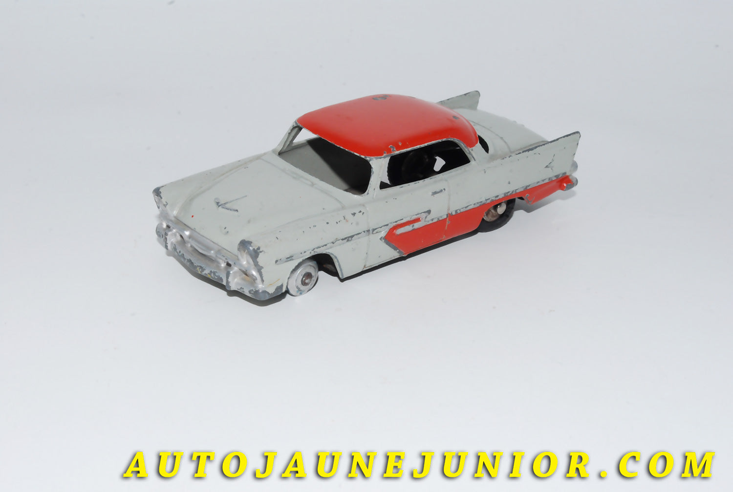 Le #4661 - Dinky Toys - Plymouth - Berline Belvedere (Type 1 sans X) est en vente sur Auto Jaune Junior ! Découvrez nos collections de diecast Dinky-Toys, Corgi, Corgi-Toys, Solido, Norev… Découvrez notre magasin physique , AutoJaune Paris, ouvert en 1984 par Vincent Espinasse. 41 rue Cavendish, 75019 Paris. Tel : 01 42 40 61 23. Ouvert les mardi et vendredi de 13h à 19h. 