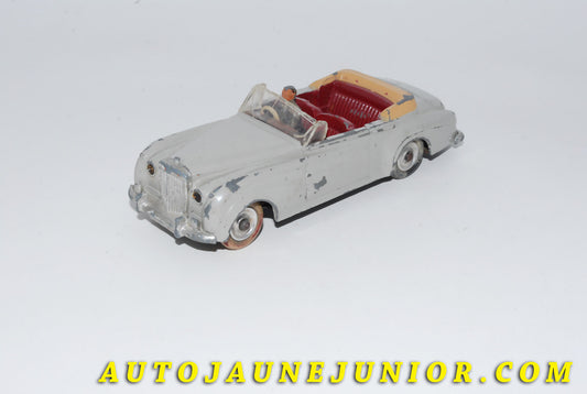 Le #4662 - Dinky Toys - Bentley - Cabriolet S2 est en vente sur Auto Jaune Junior ! Découvrez nos collections de diecast Dinky-Toys, Corgi, Corgi-Toys, Solido, Norev… Découvrez notre magasin physique , AutoJaune Paris, ouvert en 1984 par Vincent Espinasse. 41 rue Cavendish, 75019 Paris. Tel : 01 42 40 61 23. Ouvert les mardi et vendredi de 13h à 19h. 