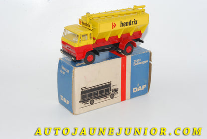 Le #4703 - Lion Car - DAF - 2000 camion d'alimentation pour bétail (BulkWagen) "Hendrix" est en vente sur Auto Jaune Junior ! Découvrez nos collections de diecast Dinky-Toys, Corgi, Corgi-Toys, Solido, Norev… Découvrez notre magasin physique , AutoJaune Paris, ouvert en 1984 par Vincent Espinasse. 41 rue Cavendish, 75019 Paris. Tel : 01 42 40 61 23. Ouvert les mardi et vendredi de 13h à 19h. 