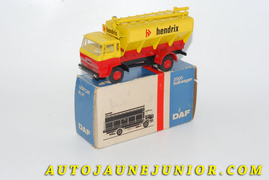 Le #4703 - Lion Car - DAF - 2000 camion d'alimentation pour bétail (BulkWagen) "Hendrix" est en vente sur Auto Jaune Junior ! Découvrez nos collections de diecast Dinky-Toys, Corgi, Corgi-Toys, Solido, Norev… Découvrez notre magasin physique , AutoJaune Paris, ouvert en 1984 par Vincent Espinasse. 41 rue Cavendish, 75019 Paris. Tel : 01 42 40 61 23. Ouvert les mardi et vendredi de 13h à 19h. 