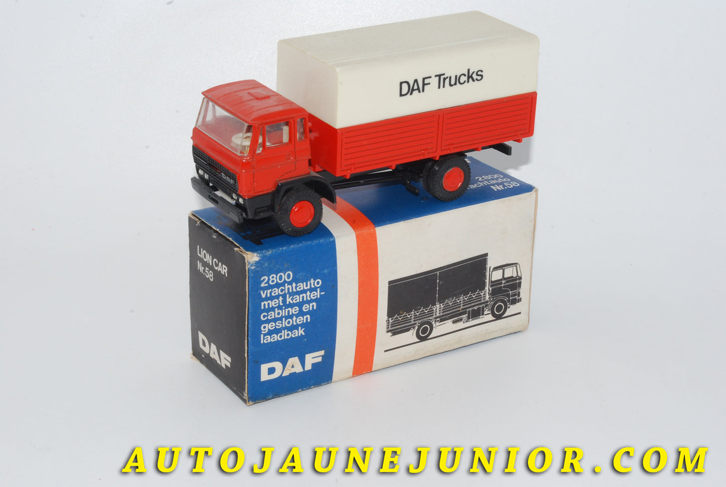 Le #4705 - Lion Car - DAF - Camion ridelles bâché Vrachtauto "DAF TRUCKS"  avec cabine de type 2800  est en vente sur Auto Jaune Junior ! Découvrez nos collections de diecast Dinky-Toys, Corgi, Corgi-Toys, Solido, Norev… Découvrez notre magasin physique , AutoJaune Paris, ouvert en 1984 par Vincent Espinasse. 41 rue Cavendish, 75019 Paris. Tel : 01 42 40 61 23. Ouvert les mardi et vendredi de 13h à 19h. 