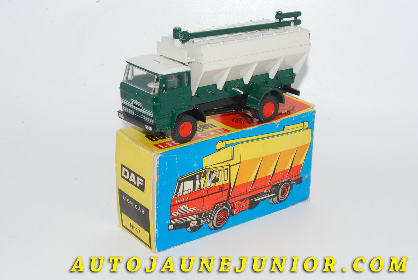 Le #4707 - Lion Car - DAF - Camion 2600 BULKWAGEN avec Trémie Épandeur est en vente sur Auto Jaune Junior ! Découvrez nos collections de diecast Dinky-Toys, Corgi, Corgi-Toys, Solido, Norev… Découvrez notre magasin physique , AutoJaune Paris, ouvert en 1984 par Vincent Espinasse. 41 rue Cavendish, 75019 Paris. Tel : 01 42 40 61 23. Ouvert les mardi et vendredi de 13h à 19h. 