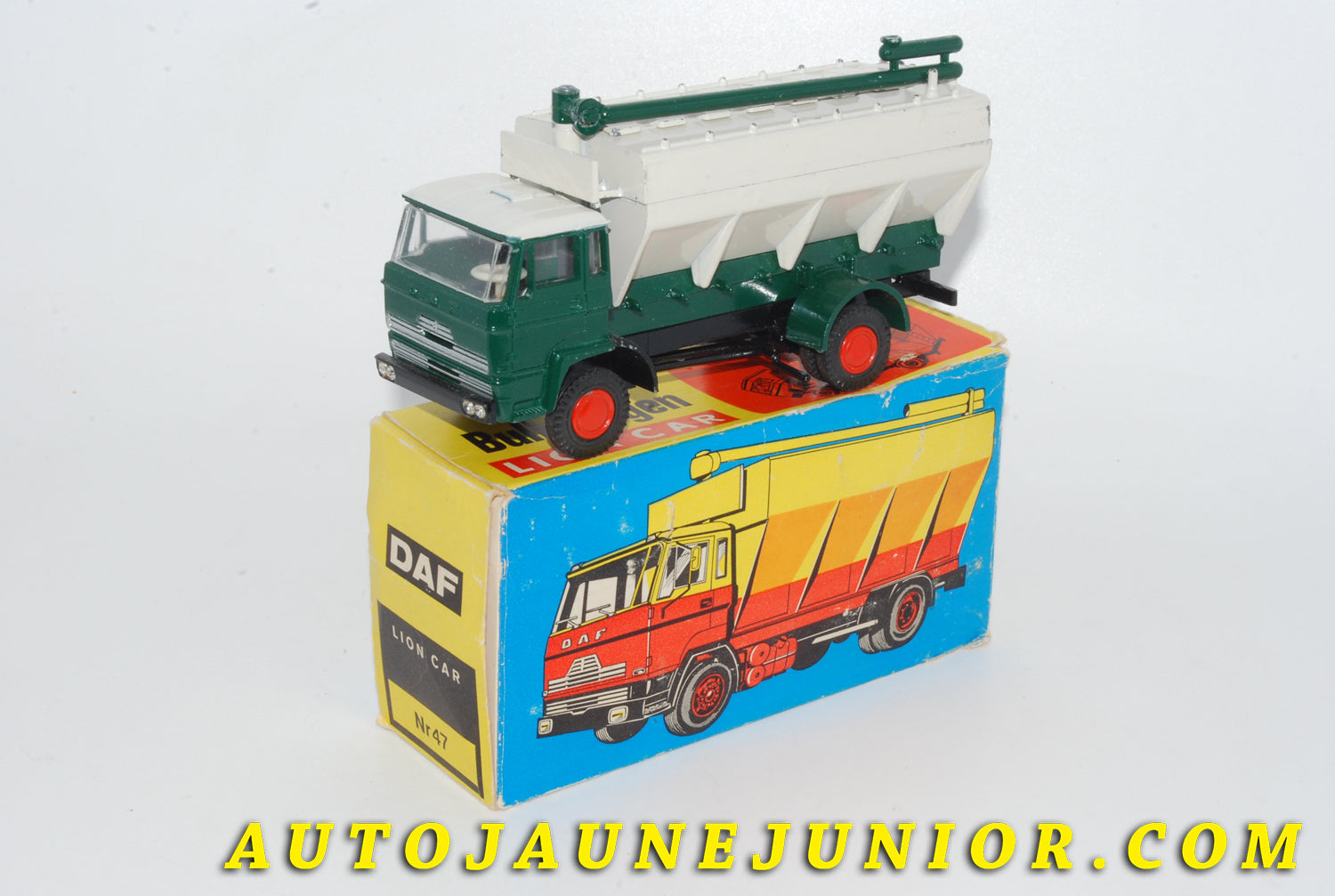 Le #4707 - Lion Car - DAF - Camion 2600 BULKWAGEN avec Trémie Épandeur est en vente sur Auto Jaune Junior ! Découvrez nos collections de diecast Dinky-Toys, Corgi, Corgi-Toys, Solido, Norev… Découvrez notre magasin physique , AutoJaune Paris, ouvert en 1984 par Vincent Espinasse. 41 rue Cavendish, 75019 Paris. Tel : 01 42 40 61 23. Ouvert les mardi et vendredi de 13h à 19h. 
