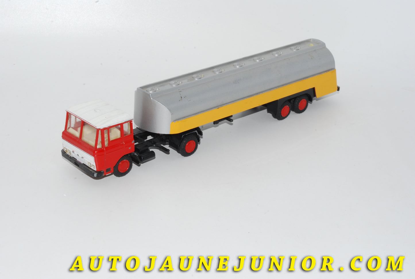 Le #4712 - Lion Car - DAF - 2600 Tracteur Semi-remorque Citerne (moins fréquente version avec flancs  colorés en jaune) est en vente sur Auto Jaune Junior ! Découvrez nos collections de diecast Dinky-Toys, Corgi, Corgi-Toys, Solido, Norev… Découvrez notre magasin physique , AutoJaune Paris, ouvert en 1984 par Vincent Espinasse. 41 rue Cavendish, 75019 Paris. Tel : 01 42 40 61 23. Ouvert les mardi et vendredi de 13h à 19h. 