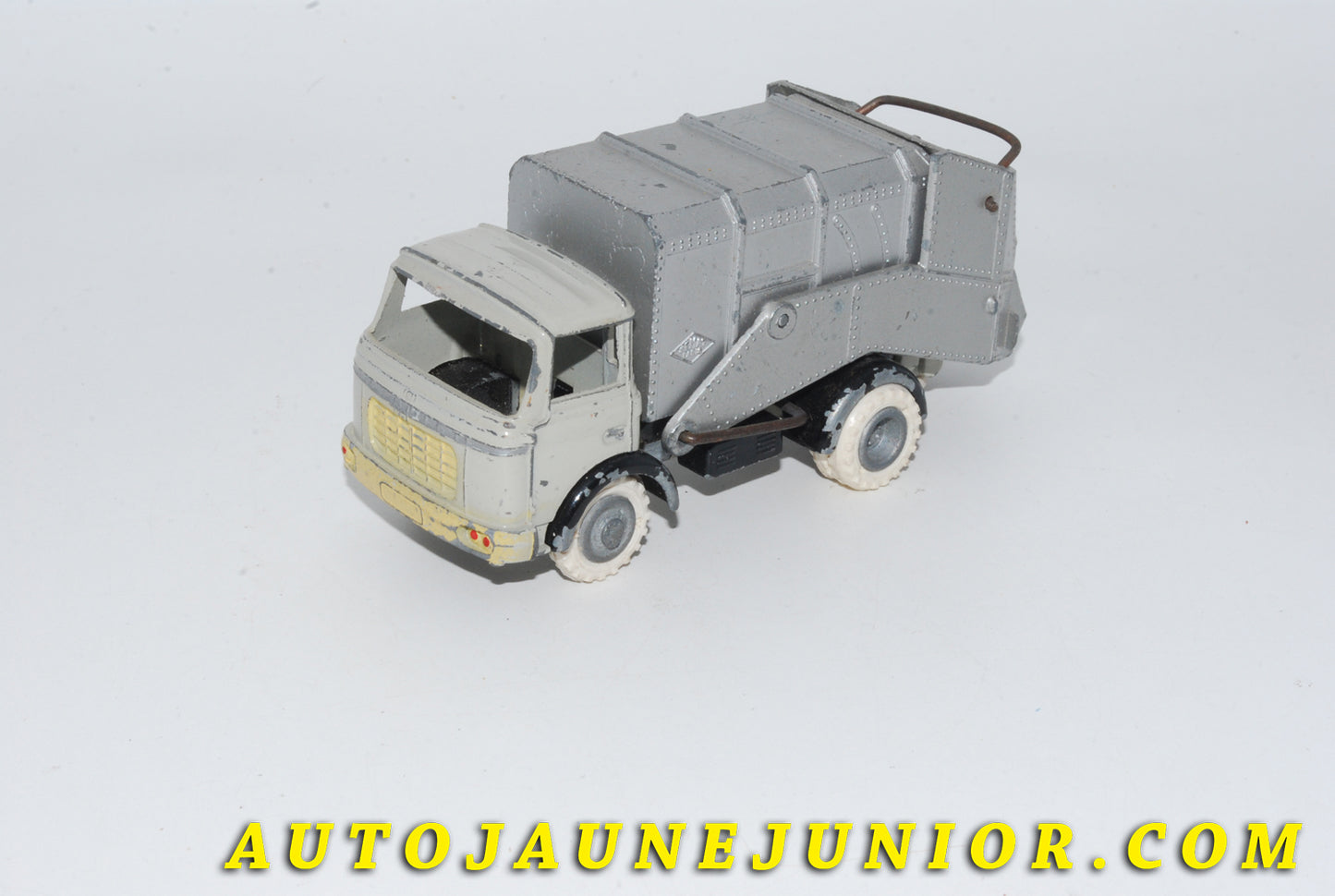 Le #4715 - France Jouet - Berliet - Gak benne à ordure Semat est en vente sur Auto Jaune Junior ! Découvrez nos collections de diecast Dinky-Toys, Corgi, Corgi-Toys, Solido, Norev… Découvrez notre magasin physique , AutoJaune Paris, ouvert en 1984 par Vincent Espinasse. 41 rue Cavendish, 75019 Paris. Tel : 01 42 40 61 23. Ouvert les mardi et vendredi de 13h à 19h. 