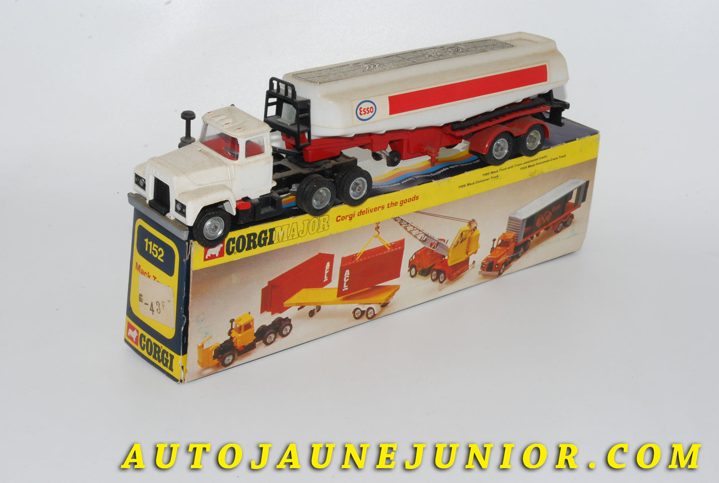 Le #4725 - Corgi Toys - Mack - Camion Semi-Remorque Citerne "Esso" (Gloster Saro) est en vente sur Auto Jaune Junior ! Découvrez nos collections de diecast Dinky-Toys, Corgi, Corgi-Toys, Solido, Norev… Découvrez notre magasin physique , AutoJaune Paris, ouvert en 1984 par Vincent Espinasse. 41 rue Cavendish, 75019 Paris. Tel : 01 42 40 61 23. Ouvert les mardi et vendredi de 13h à 19h. 