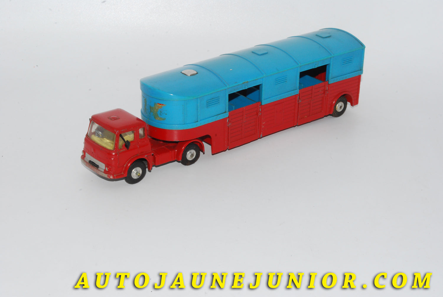 Le #4729 - Corgi Toys - Bedford - TK semi remorque chevaux cirque Chipperfields est en vente sur Auto Jaune Junior ! Découvrez nos collections de diecast Dinky-Toys, Corgi, Corgi-Toys, Solido, Norev… Découvrez notre magasin physique , AutoJaune Paris, ouvert en 1984 par Vincent Espinasse. 41 rue Cavendish, 75019 Paris. Tel : 01 42 40 61 23. Ouvert les mardi et vendredi de 13h à 19h. 