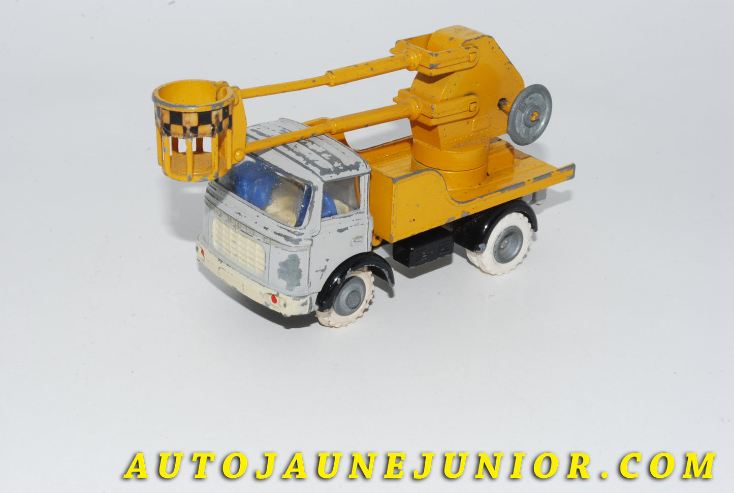 Le #4746 - France Jouet - Berliet - GAK Nacelle Élévatrice est en vente sur Auto Jaune Junior ! Découvrez nos collections de diecast Dinky-Toys, Corgi, Corgi-Toys, Solido, Norev… Découvrez notre magasin physique , AutoJaune Paris, ouvert en 1984 par Vincent Espinasse. 41 rue Cavendish, 75019 Paris. Tel : 01 42 40 61 23. Ouvert les mardi et vendredi de 13h à 19h. 