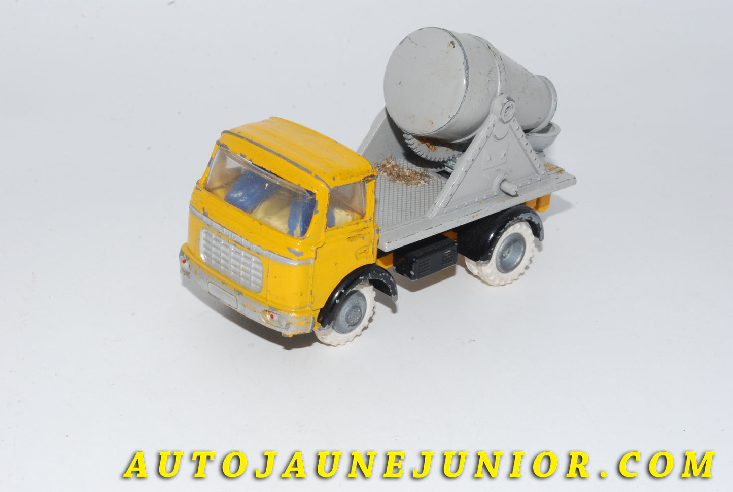 Le #4747 - France Jouet - Berliet - GAK Bétonnière (Malaxeur) est en vente sur Auto Jaune Junior ! Découvrez nos collections de diecast Dinky-Toys, Corgi, Corgi-Toys, Solido, Norev… Découvrez notre magasin physique , AutoJaune Paris, ouvert en 1984 par Vincent Espinasse. 41 rue Cavendish, 75019 Paris. Tel : 01 42 40 61 23. Ouvert les mardi et vendredi de 13h à 19h. 