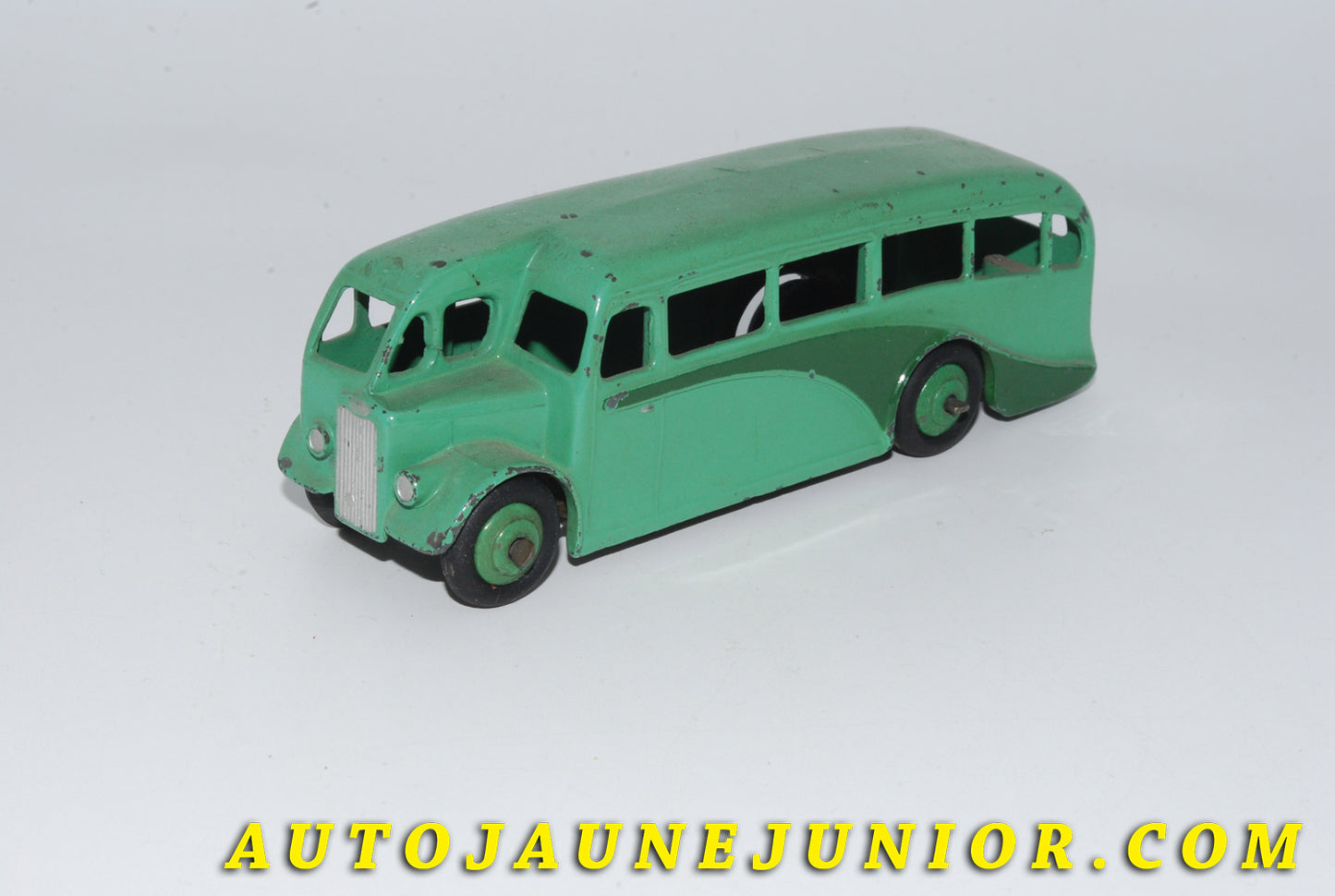 Le #4758 - Dinky Toys - AEC - Single Deck - car avec cabine décalée est en vente sur Auto Jaune Junior ! Découvrez nos collections de diecast Dinky-Toys, Corgi, Corgi-Toys, Solido, Norev… Découvrez notre magasin physique , AutoJaune Paris, ouvert en 1984 par Vincent Espinasse. 41 rue Cavendish, 75019 Paris. Tel : 01 42 40 61 23. Ouvert les mardi et vendredi de 13h à 19h. 