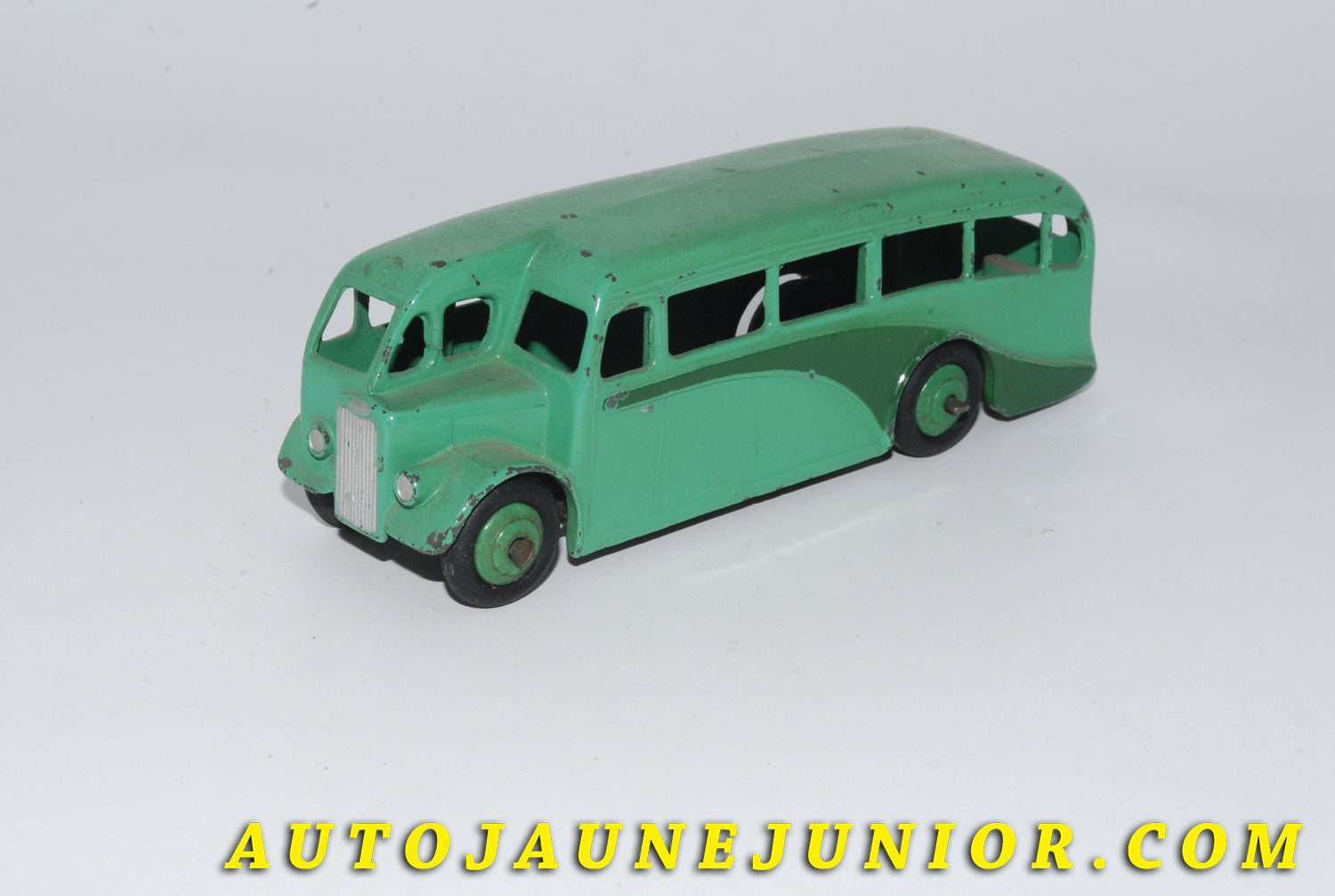 Le #4758 - Dinky Toys - AEC - Single Deck - car avec cabine décalée est en vente sur Auto Jaune Junior ! Découvrez nos collections de diecast Dinky-Toys, Corgi, Corgi-Toys, Solido, Norev… Découvrez notre magasin physique , AutoJaune Paris, ouvert en 1984 par Vincent Espinasse. 41 rue Cavendish, 75019 Paris. Tel : 01 42 40 61 23. Ouvert les mardi et vendredi de 13h à 19h. 