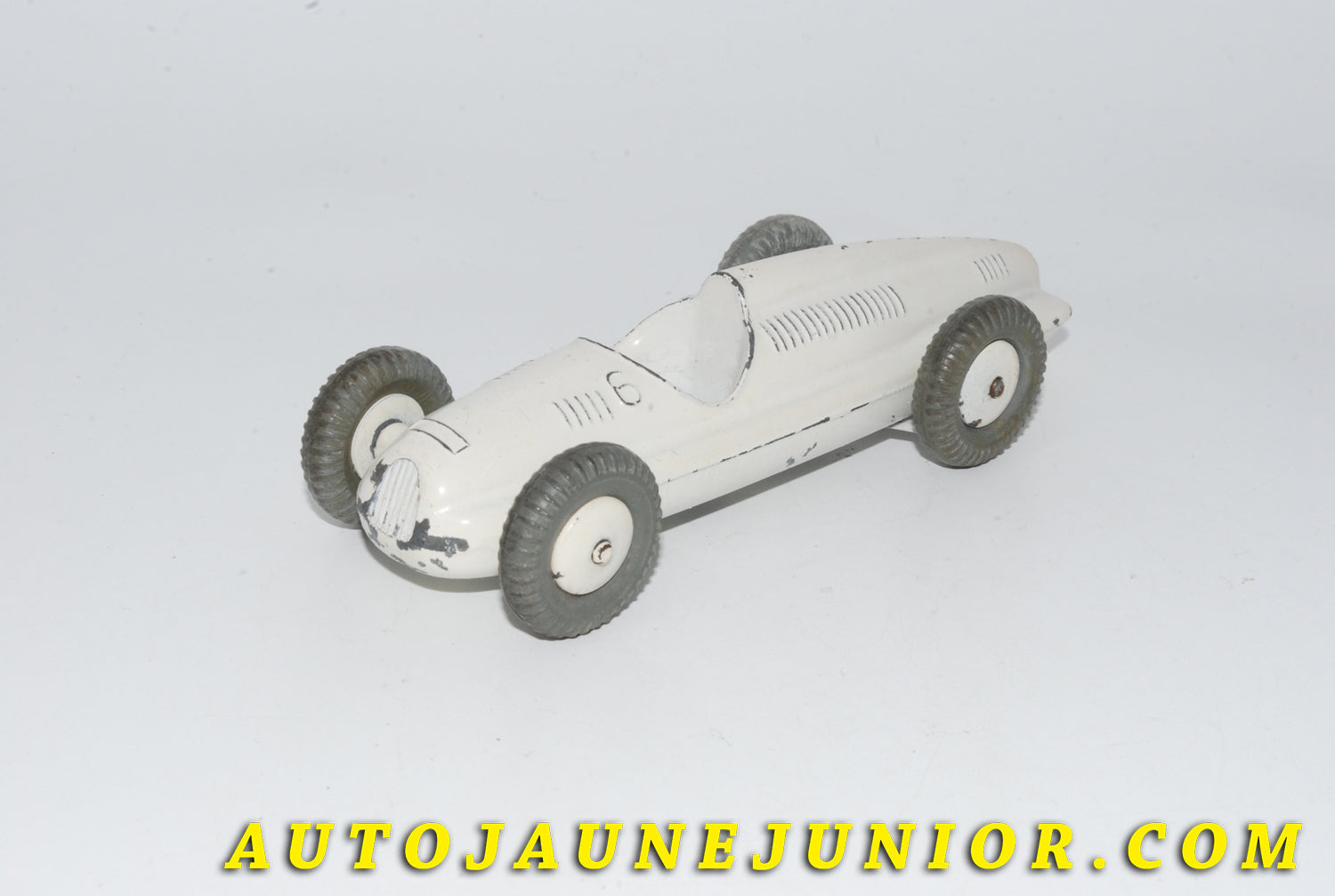 Le #4760 - Mercury - Auto Union - Monoplace GP - Type D - 16 cylindres -#6 est en vente sur Auto Jaune Junior ! Découvrez nos collections de diecast Dinky-Toys, Corgi, Corgi-Toys, Solido, Norev… Découvrez notre magasin physique , AutoJaune Paris, ouvert en 1984 par Vincent Espinasse. 41 rue Cavendish, 75019 Paris. Tel : 01 42 40 61 23. Ouvert les mardi et vendredi de 13h à 19h. 