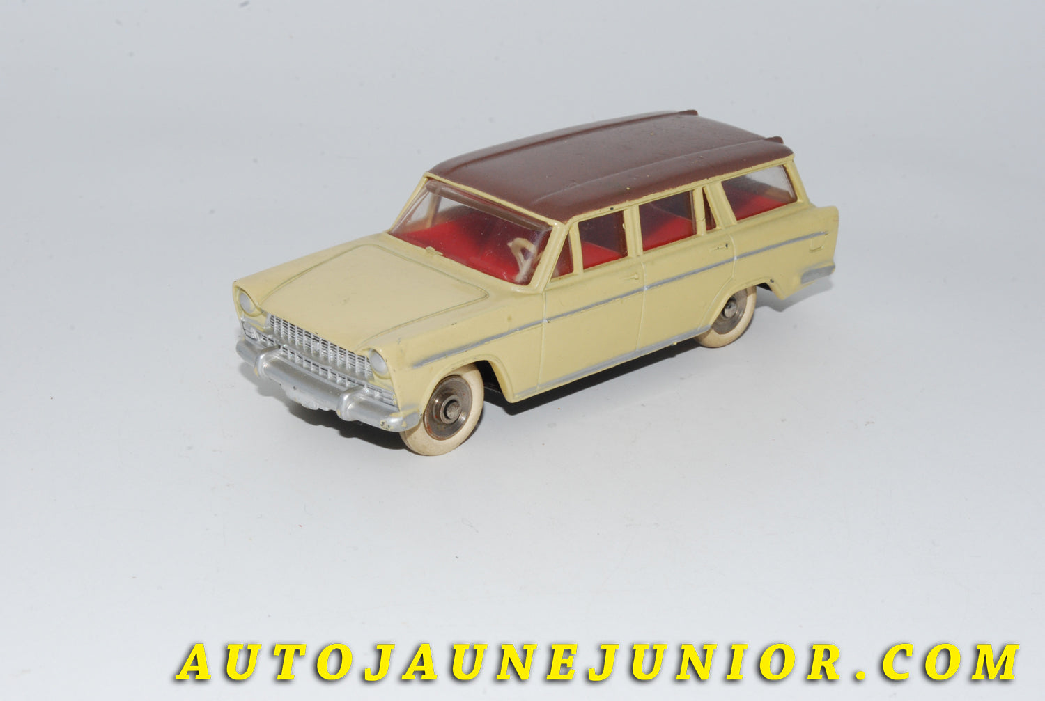 Le #4762 - Dinky Toys - Fiat - 1800 familiale (Moins fréquente couleure) est en vente sur Auto Jaune Junior ! Découvrez nos collections de diecast Dinky-Toys, Corgi, Corgi-Toys, Solido, Norev… Découvrez notre magasin physique , AutoJaune Paris, ouvert en 1984 par Vincent Espinasse. 41 rue Cavendish, 75019 Paris. Tel : 01 42 40 61 23. Ouvert les mardi et vendredi de 13h à 19h. 