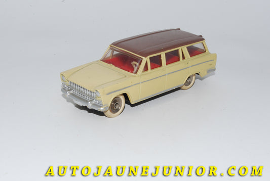 Le #4762 - Dinky Toys - Fiat - 1800 familiale (Moins fréquente couleure) est en vente sur Auto Jaune Junior ! Découvrez nos collections de diecast Dinky-Toys, Corgi, Corgi-Toys, Solido, Norev… Découvrez notre magasin physique , AutoJaune Paris, ouvert en 1984 par Vincent Espinasse. 41 rue Cavendish, 75019 Paris. Tel : 01 42 40 61 23. Ouvert les mardi et vendredi de 13h à 19h. 