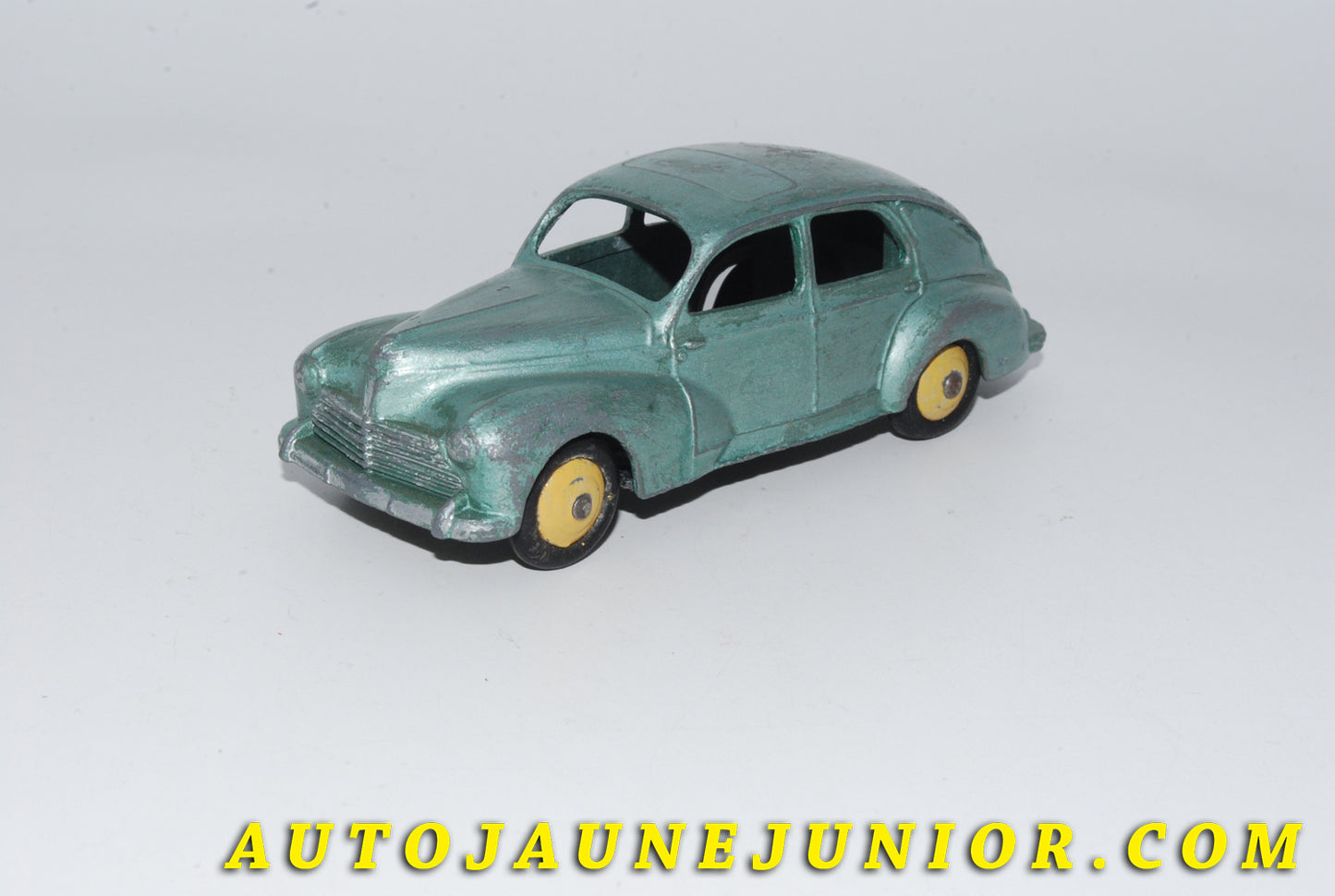 Le #4763 - Dinky Toys - Peugeot - 203 Berline Type 1  est en vente sur Auto Jaune Junior ! Découvrez nos collections de diecast Dinky-Toys, Corgi, Corgi-Toys, Solido, Norev… Découvrez notre magasin physique , AutoJaune Paris, ouvert en 1984 par Vincent Espinasse. 41 rue Cavendish, 75019 Paris. Tel : 01 42 40 61 23. Ouvert les mardi et vendredi de 13h à 19h. 