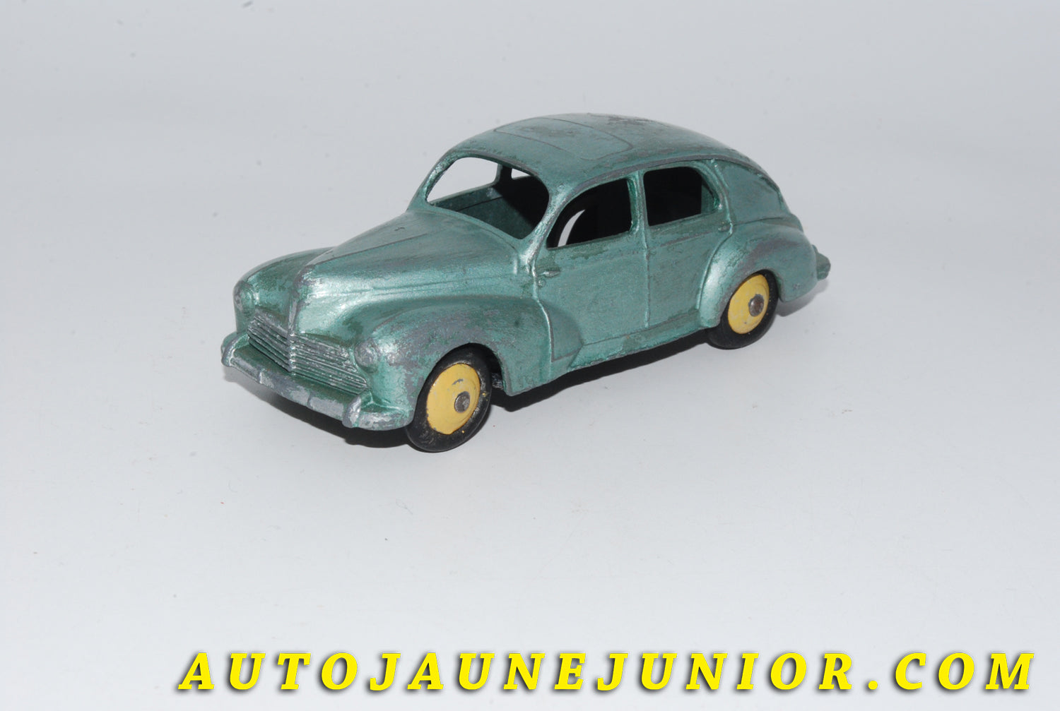 Le #4763 - Dinky Toys - Peugeot - 203 Berline Type 1  est en vente sur Auto Jaune Junior ! Découvrez nos collections de diecast Dinky-Toys, Corgi, Corgi-Toys, Solido, Norev… Découvrez notre magasin physique , AutoJaune Paris, ouvert en 1984 par Vincent Espinasse. 41 rue Cavendish, 75019 Paris. Tel : 01 42 40 61 23. Ouvert les mardi et vendredi de 13h à 19h. 