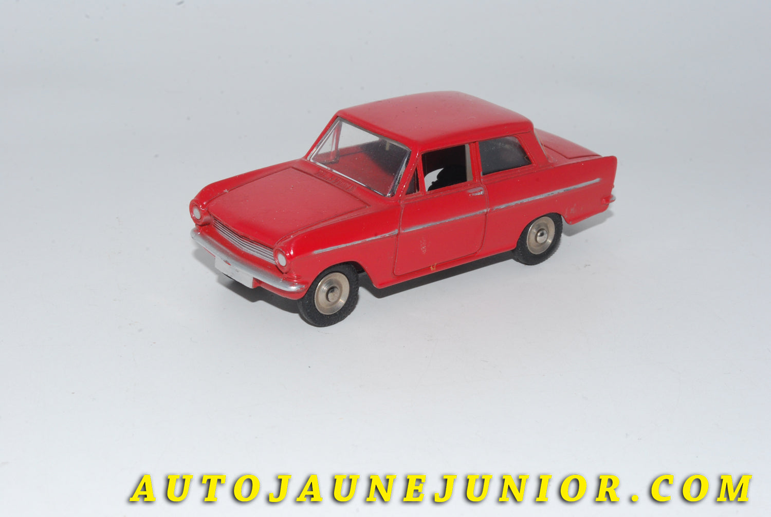 Le #4765 - Dinky Toys - Opel - Kadett  (originale version sans intérieur !) est en vente sur Auto Jaune Junior ! Découvrez nos collections de diecast Dinky-Toys, Corgi, Corgi-Toys, Solido, Norev… Découvrez notre magasin physique , AutoJaune Paris, ouvert en 1984 par Vincent Espinasse. 41 rue Cavendish, 75019 Paris. Tel : 01 42 40 61 23. Ouvert les mardi et vendredi de 13h à 19h. 
